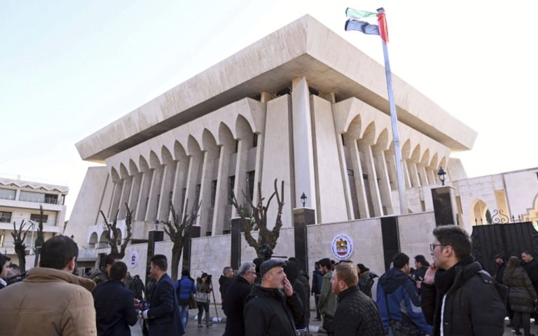 بعد 13 عاما.. السفير الإماراتي يصل سوريا