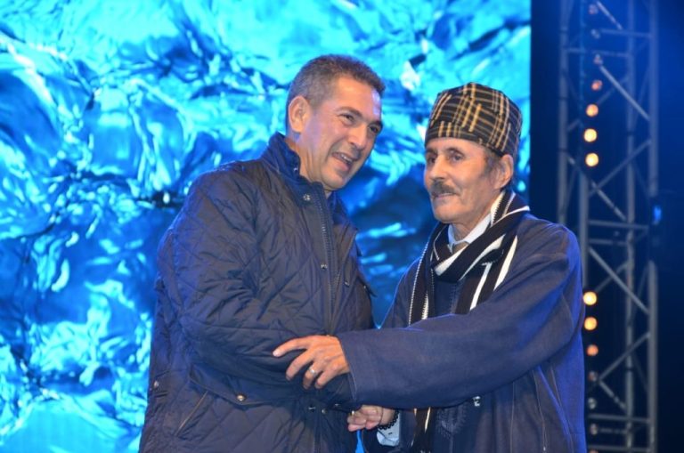 أمزازي يكرم صاحب الأغنية الشهيرة "صباح الخير"