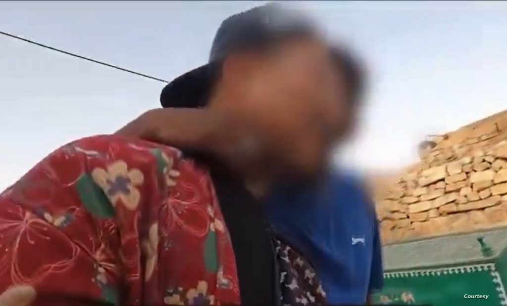 فيديو صادم.. مرشد سياحي يتحرش بسائح كوري داخل مسجد بمصر