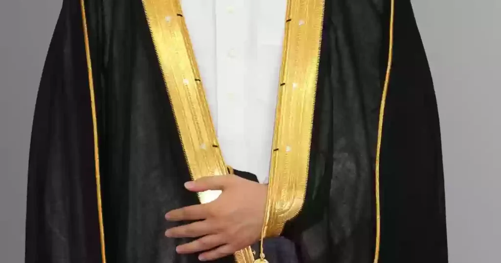 السعودية تلزم المسؤولين وكبار الموظفين بارتداء البشت في العمل