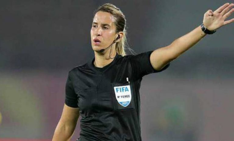 المغربية "بشرى كربوبي "حكم رابع في نهائي كأس أمم إفريقيا