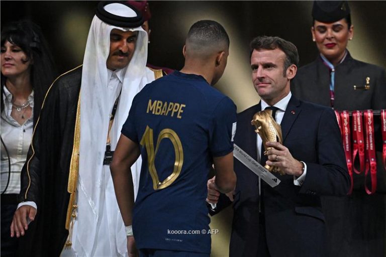لوباريزيان: مبابي سيتناول العشاء مع ماكرون وأمير قطر