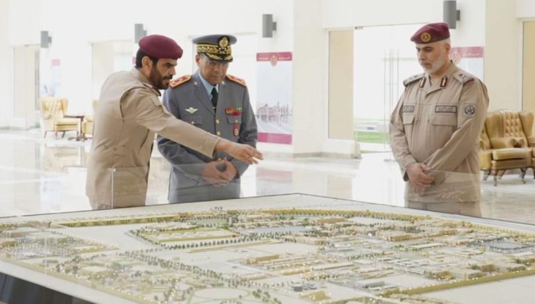 بتعليمات ملكية.. قائد الحرس الملكي يحل بقطر ويتباحث مع عدد من المسؤولين