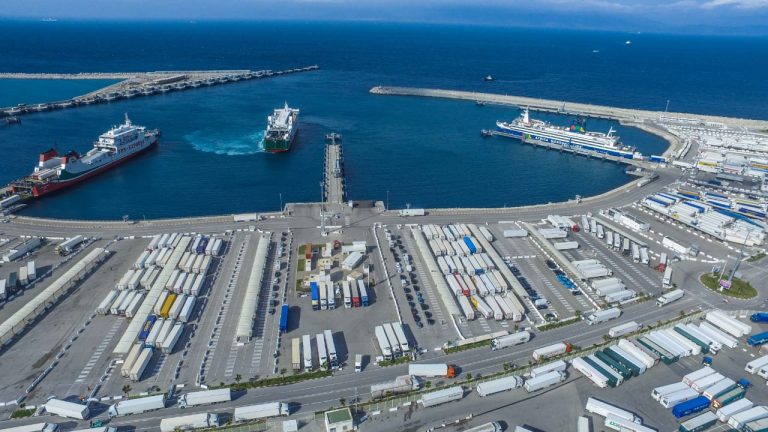احباط تهريب شحنة مخدرات داخل معلبات "الحبار" بميناء طنجة المتوسط( صور )