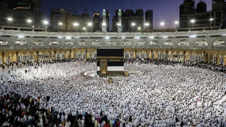 "عمرة الانستغرام".. مؤثرون يقصدون "بيت الله الحرام" للإشهار وزيادة اللايكات