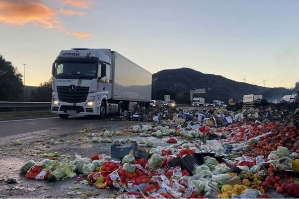 سلطات إسبانيا تستجيب ل"كومادير" و تتحرك لحماية شاحنات السلع المغربية