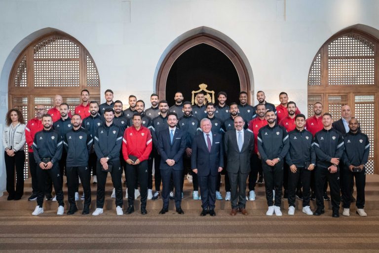 العاهل الأردني يوشح منتخب النشامى بقيادة "الحسين عموتة"