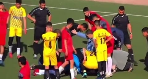 الجزائر.. فتح تحقيق بوفاة لاعب بعد إصابته في الملعب