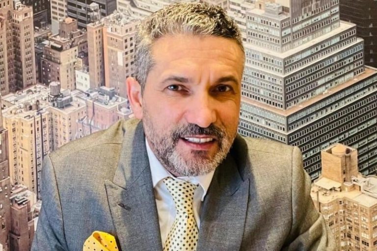 الجزائري "بن سديرة "يُعري فشل دبلوماسية سفارة بلاده بباريس ويقارنها بالمغرب