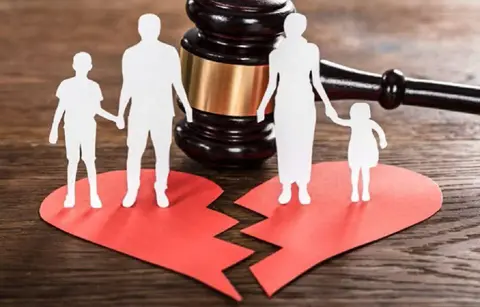 “خطأ الكتروني” يتسبب في طلاق زوجين ببريطانيا
