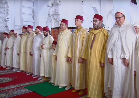 الملك يؤدي صلاة عيد الفطر بالمسجد المحمدي بالبيضاء