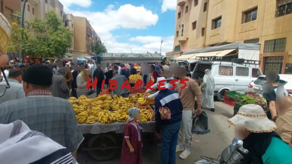 الباعة الجائلون" يحاصرون مسجد الخير بسطات ويعرقلون مرور الجنائز