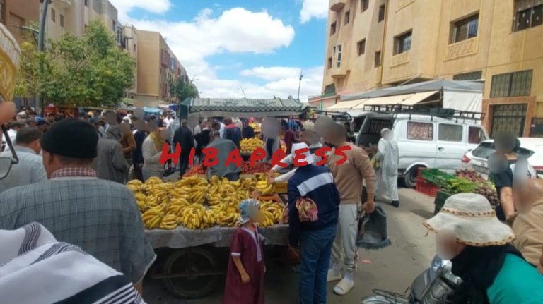 الباعة الجائلون" يحاصرون مسجد الخير بسطات ويعرقلون مرور الجنائز