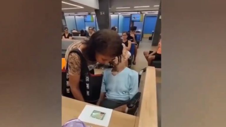 فيديو.. امرأة تصطحب جثة إلى بنك للتوقيع على طلب قرض