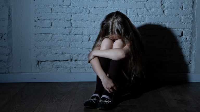 عنَّفت طفلتها وأصابتها بحروق في جسدها.. الأمن يعتقل سيدة بالبيضاء