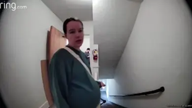 كاميرا مراقبة تكشفُ ما تفعله امرأة حامل يوميا أمام منزل جيرانها