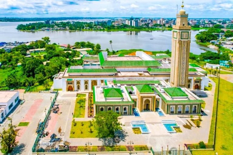 حفو: مسجد محمد السادس بأبيدجان شيد على الطراز المغربي 