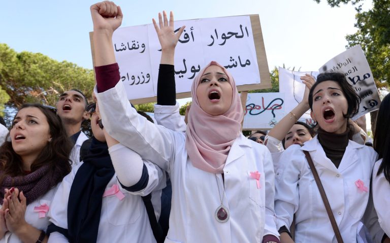 أزمة طلبة الطب ..تصريحات أخنوش ليّنَتْ المواقف وقبول الوساطة سيعجل بالحل