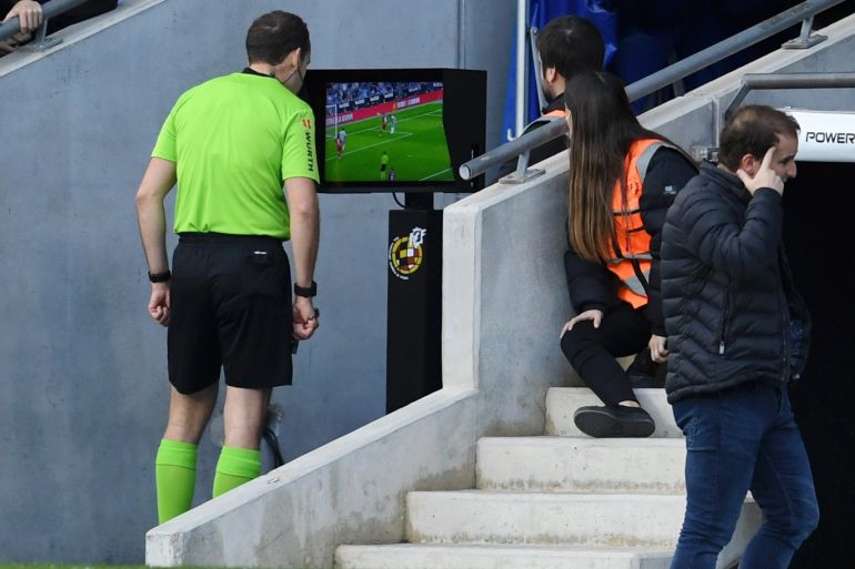 هل يلغي الاتحاد الإنجليزي تقنية "الفار" بالبريميرليغ؟