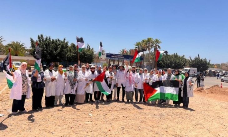 بملابس عملهم.. أطباء مغاربة يتضامنون مع نظرائهم بفلسطين