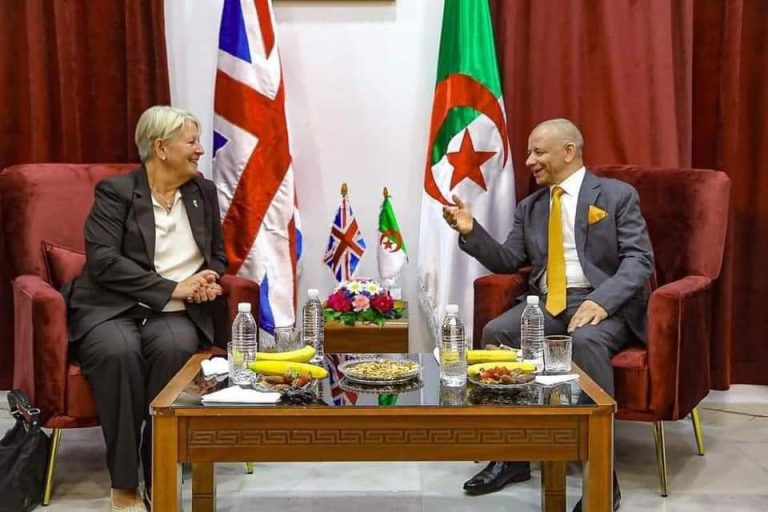 "بين السخرية والسخط "..سياسي جزائري يستقبل سفيرة بريطانيا بالموز "المستورد"