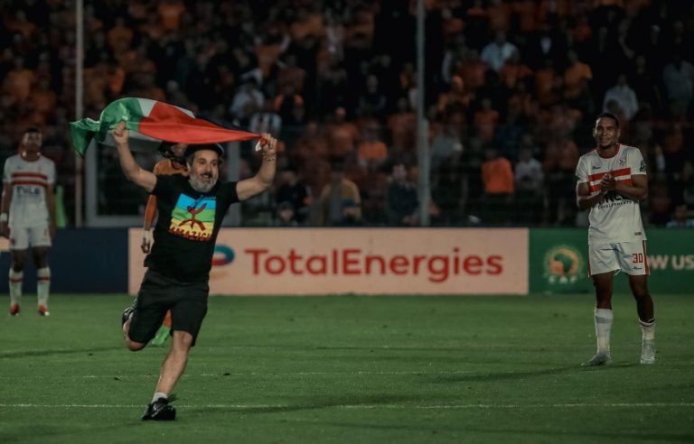 متابعة المشجع الذي اقتحم أرضية ملعب بركان في حالة سراح