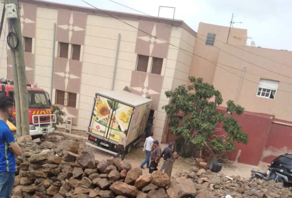 نقل مصاب إلى مستشفى بني انصار بعد اصطدام شاحنة بأحد المباني