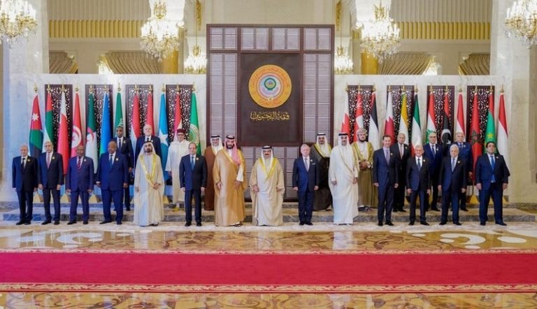 القمة العربية تختتم أعمالها بتبني “إعلان البحرين”