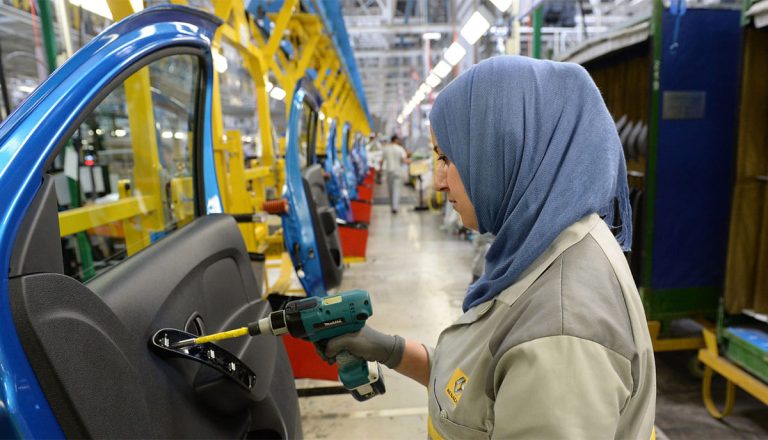 مواطن جزائري يكشف حقيقة "فيات دوبلو".. صناعة مغربية وليست جزائرية (فيديو)