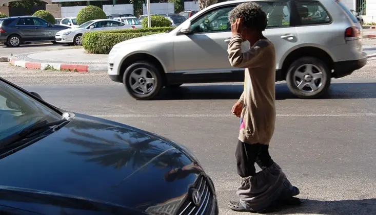 الحسيمة…مختل عقليا يثير حالة من الهلع وسط المدينة 1 الحسيمة…مختل عقليا يثير حالة من الهلع وسط المدينة