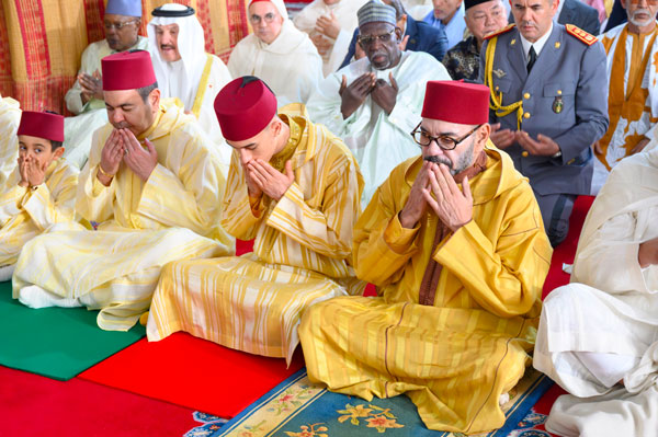 الملك محمد السادس يؤدي صلاة عيد الأضحى وينحر الأضحية
