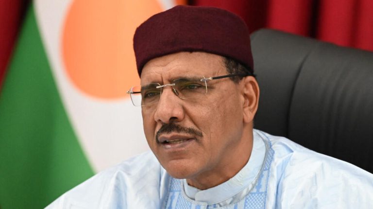 النيجر.. المحكمة العليا ترفع الحصانة عن الرئيس المخلوع محمد بازوم