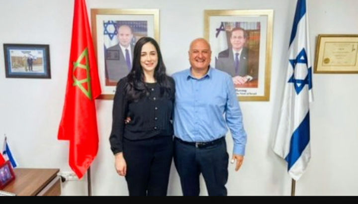 هل قام السفير الإسرائيلي بحضن سفيرة مغربية ؟
