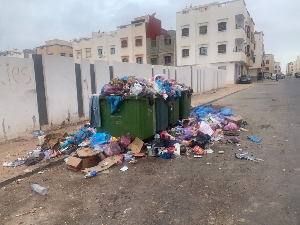آكادير : تراكم النفايات يحبس أنفاس المارة
