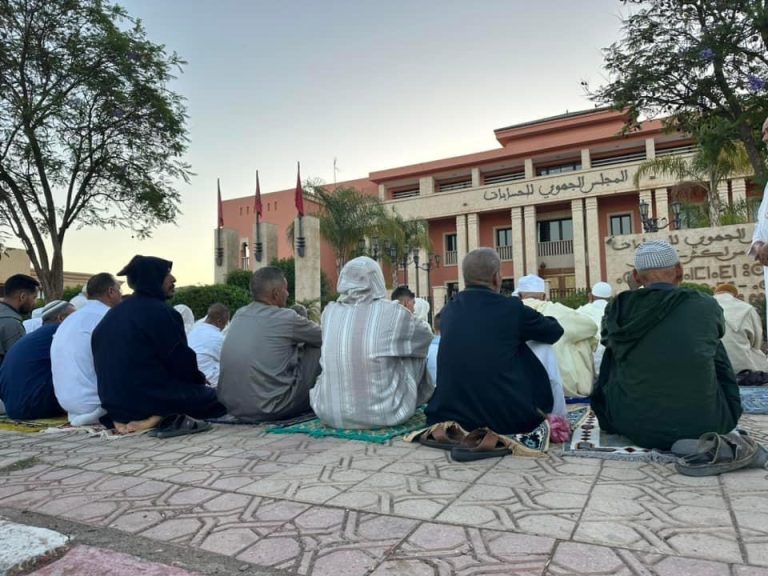 صورة لصلاة يوم العيد … مواطنون بساحة المجلس الجهوي للحسابات