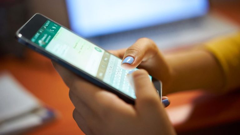 جدل في تبادل تهاني العيد إلكترونيا عوض الزيارات العائلية