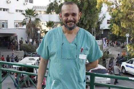 في أوج نشوة العيد.."زهير لهنا" طبيب مغربي يُداوي جراح غزة