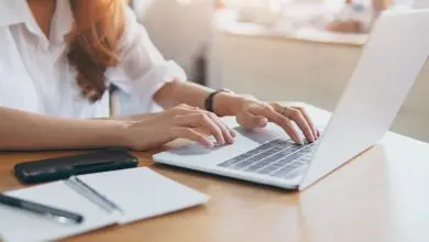 شابة تعمل على الحاسوب
