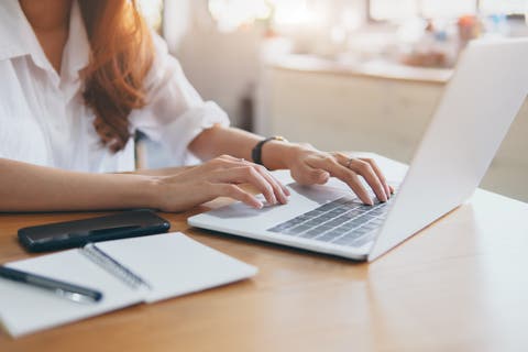شابة تعمل على الحاسوب