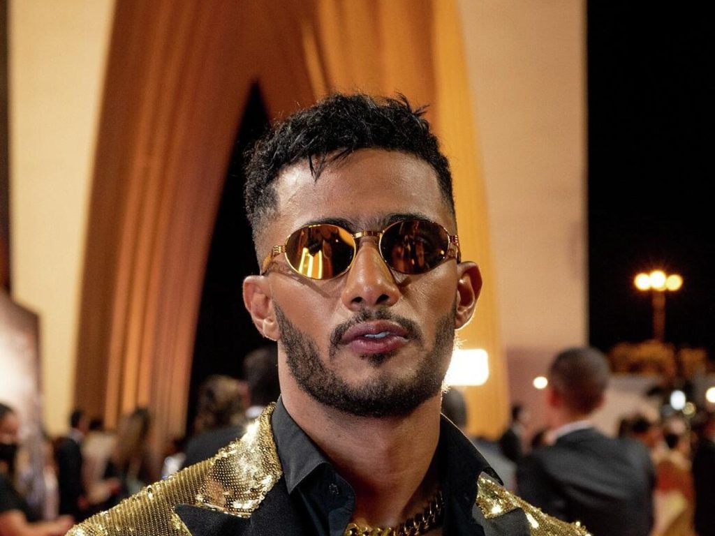 الفنان محمد رمضان يصفع شابا والأخير يهاجمه