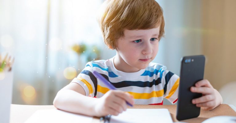 لـتشجيع الكتابة باليد.. ايطاليا تحظر استخدام الهواتف داخل المدارس