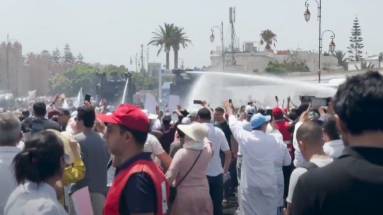 الأمن يفرق مسيرة احتجاجية لمهنيي الصحة باستعمال خراطيم المياه ويوقف عددا من المحتجين