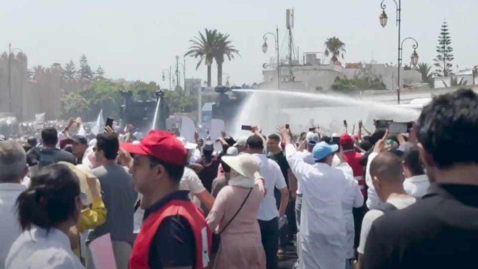 نقابة تستنكر وترفض فض مسيرة الأطباء بالقوة