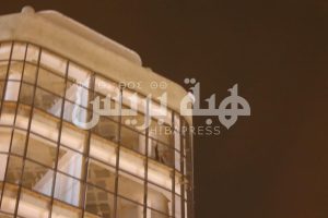 بالصور.. شخص يهدد بالانتحار من أعلى عمارة بطنجة