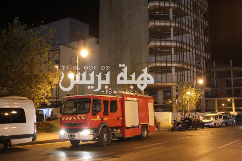 بالصور.. شخص يهدد بالانتحار من أعلى عمارة بطنجة