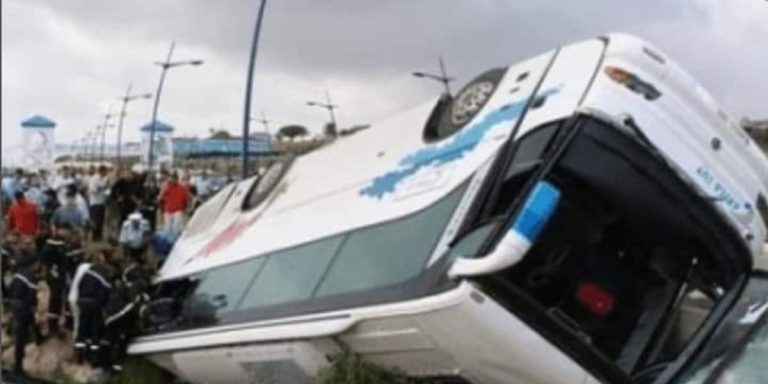 بني ملال : انقلاب حافلة لنقل المسافرين يخلف قت—يل وجرحى