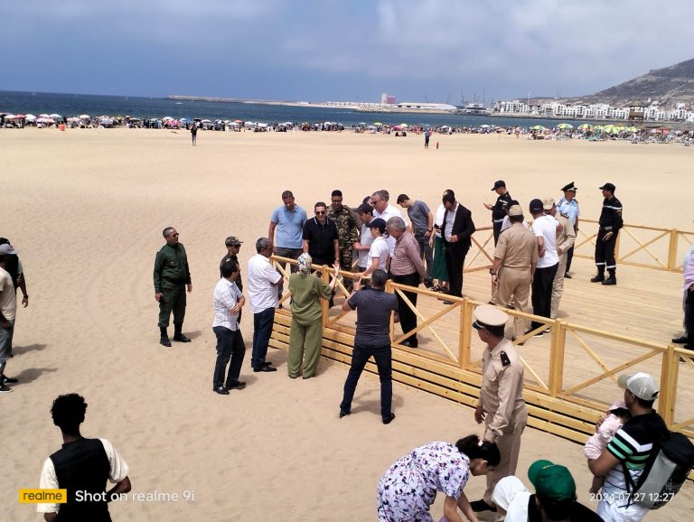 شواطئ اكادير النظيفة تستقطب الآلاف من المصطافين