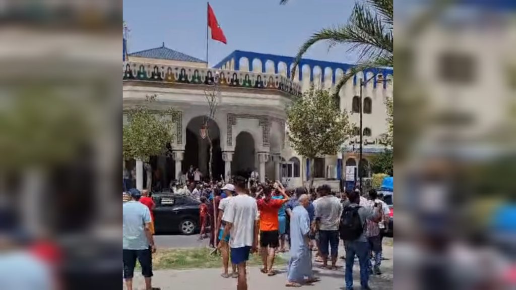 فاس ..مواطنون يحتجون أمام مقر ولاية الأمن بعد مـ..ـقتل أب لخمسة أطفال