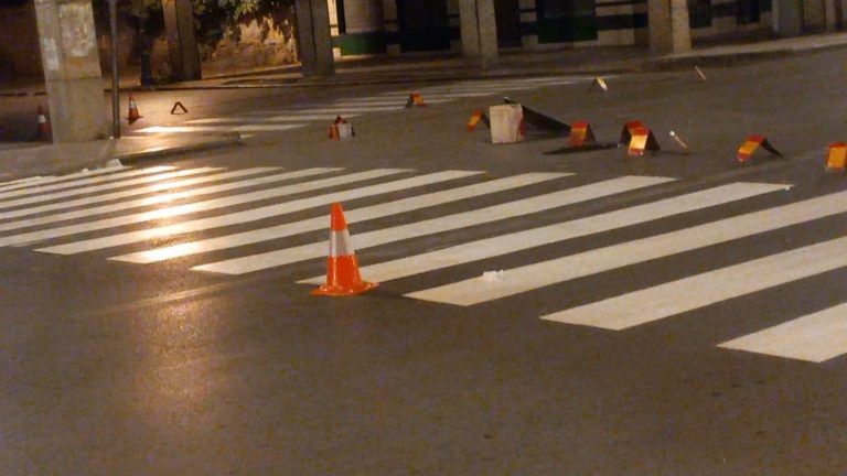 وجدة .. إعادة صباغة الممرات بعد فترة طويلة تثير السخرية