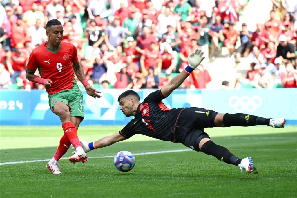 والد سفيان رحيمي "الحاج يوعري" يكشف سر تألق نجم المنتخب المغربي